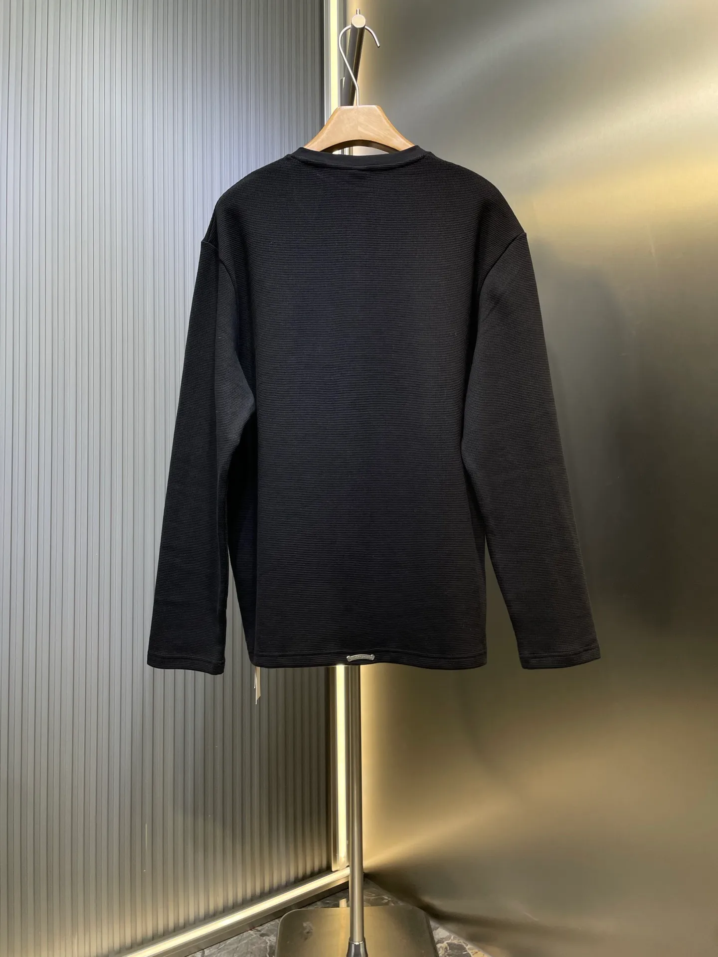P420 Chrome Heart*🌟 Chrome Heart 25 patchwork leather Henry collar waffle sweatshirt. The fabric is made of 350g cotton waffle double-layer material before washing (to distinguish low-weight, cut corners and non-pure cotton market products). The silver buckles and scrolls are made of bronze and real silver (the materials have reached 300+ quality in the market). The leather label is still made of genuine imported lambskin. The most important thing is that the leather is hand-extended and stitched (the cost of handwork is high) in the fabric and hardware A lot of effort has been put into the craftsmanship. The top quality in the market. The industry benchmark is only owned by a few people. Size: s m l